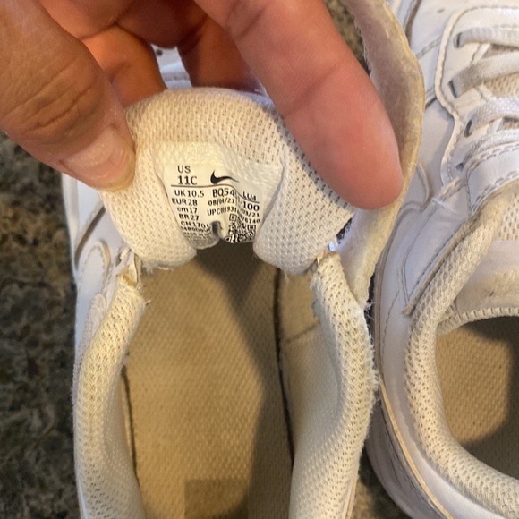 Kids Nike Ebernon low, good condition needs a wash. Size 11. Two pairs available - Picture 4 of 6